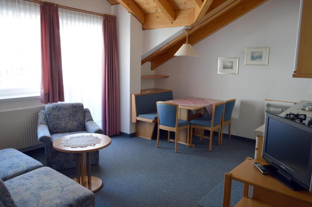 Appartements Haus Bachmann San Candido Ruang foto